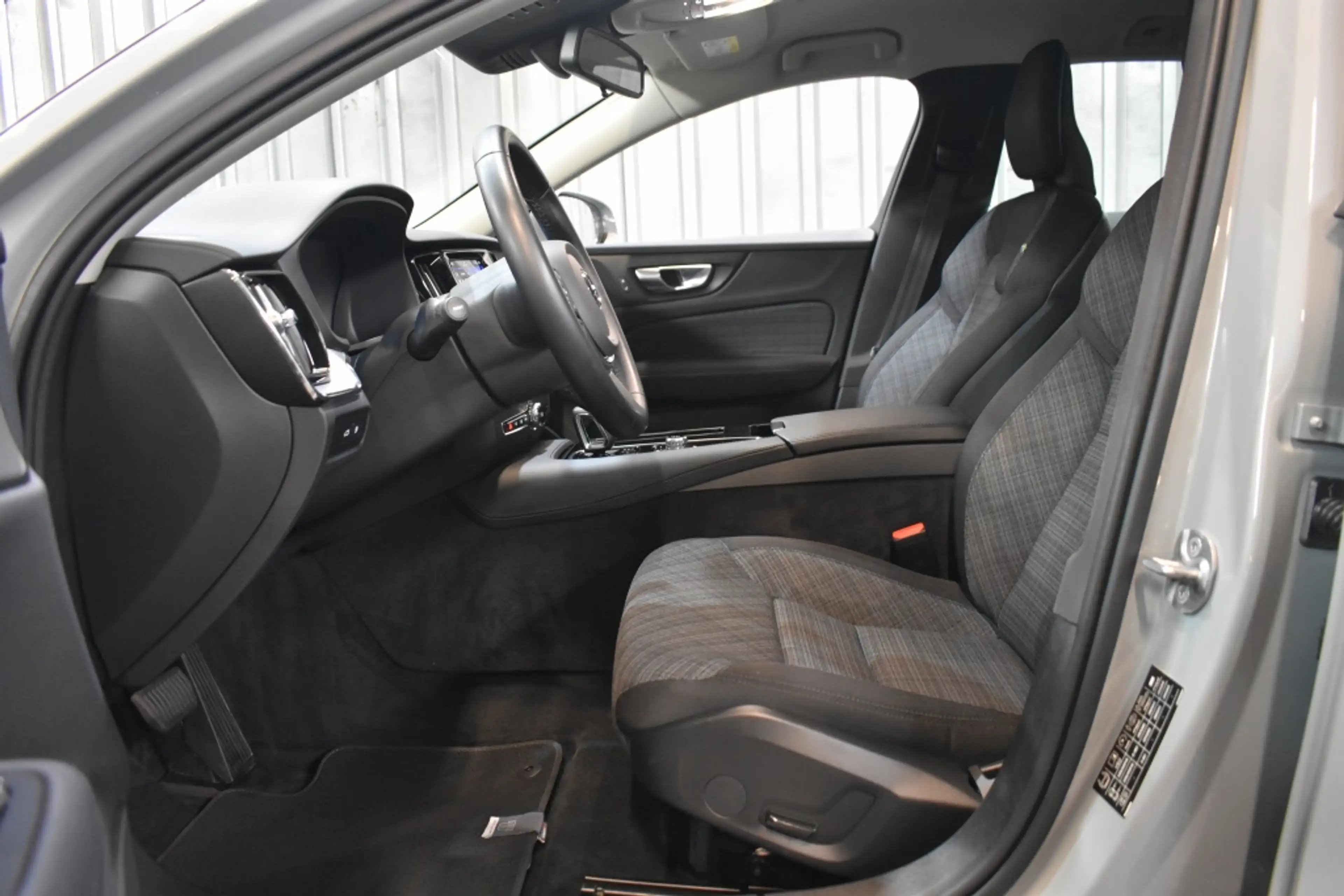 Volvo V60 T6 350PK AWD Essential Bright | 18” | Getint Glas — photo 10