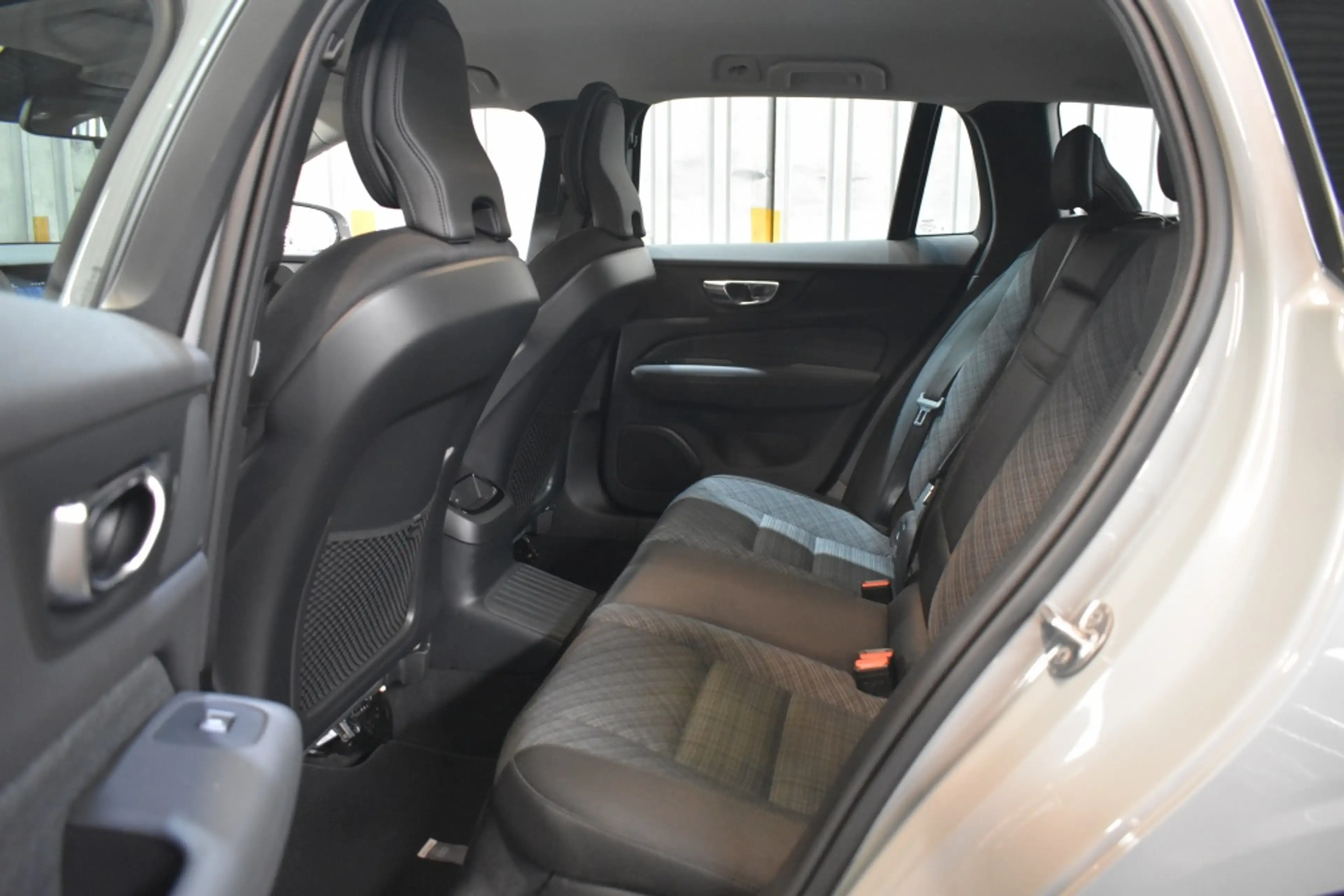 Volvo V60 T6 350PK AWD Essential Bright | 18” | Getint Glas — photo 11