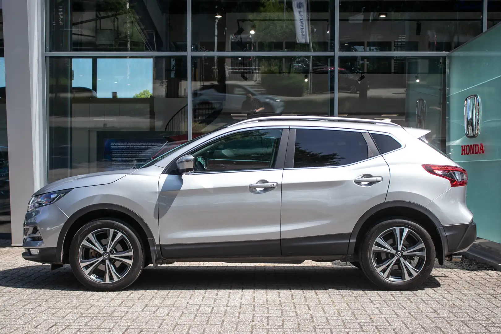 Nissan Qashqai 1.6 N-Connecta - All in rijklaarprijs | Trekhaak | Grijs - 2
