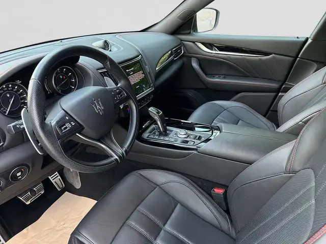 Maserati Levante view 10