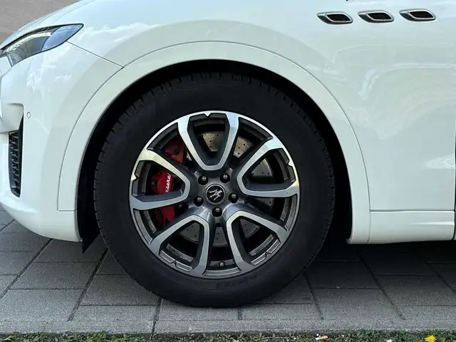 Maserati Levante view 9