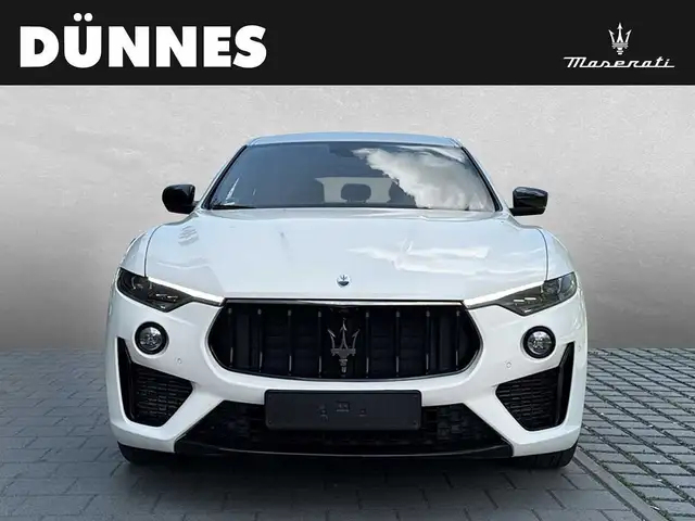 Maserati Levante view 8