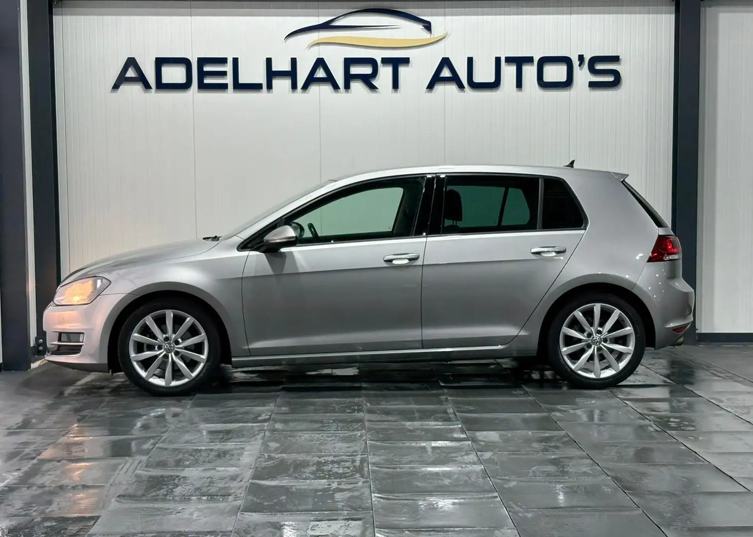 Volkswagen Golf 1.2 TSI Highline Business Automaat / Full map navi Grijs - 2
