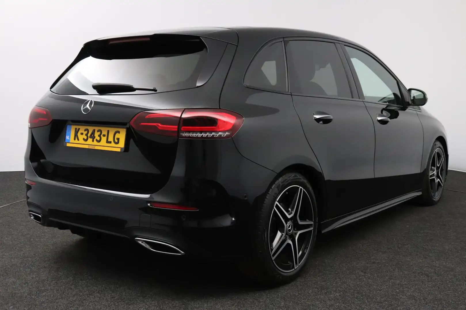 Mercedes-Benz B 180 Launch Edition Premium Plus | AMG Line | Burmester Zwart - 2