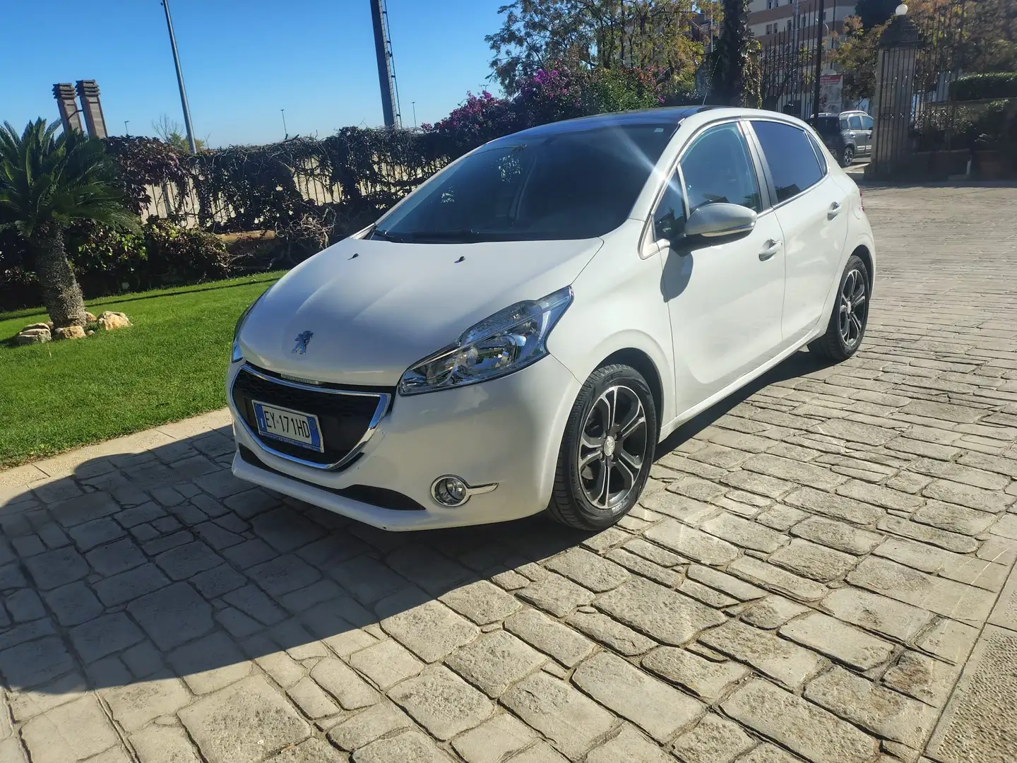 Peugeot 208 208 I 2012 5p 1.4 e-hdi 8v ALLURE TETTO PANORAMIC Bianco - 1