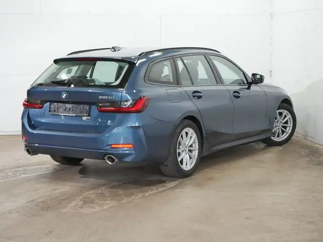 BMW 3 Series view 5