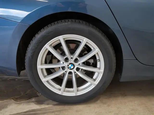 BMW 3 Series view 8