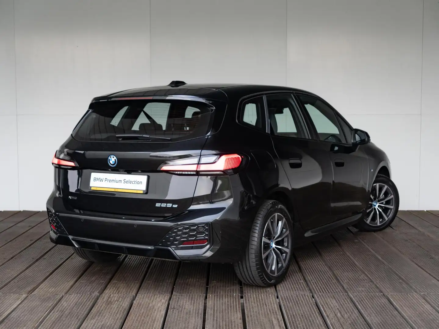 BMW 225 2 Serie Active Tourer 225e xDrive | M Sportpakket Zwart - 2