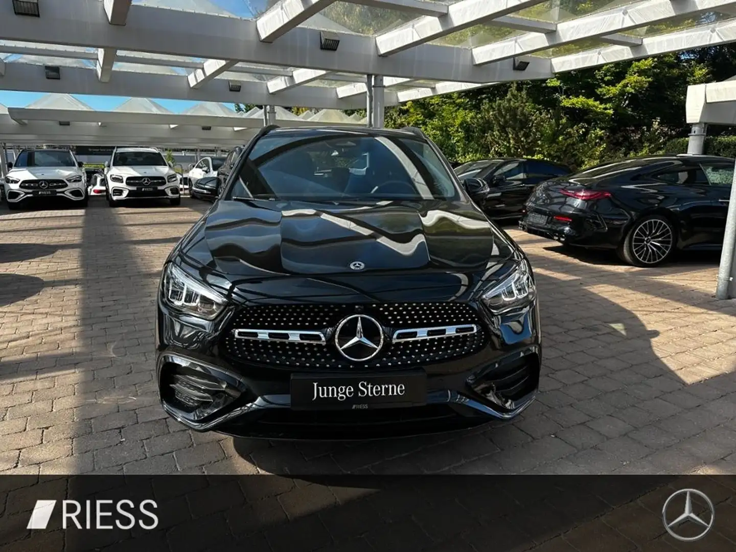 Mercedes-Benz GLA 200 d 4M AMG Sport Night Distr AHK Pano 360 Schwarz - 2