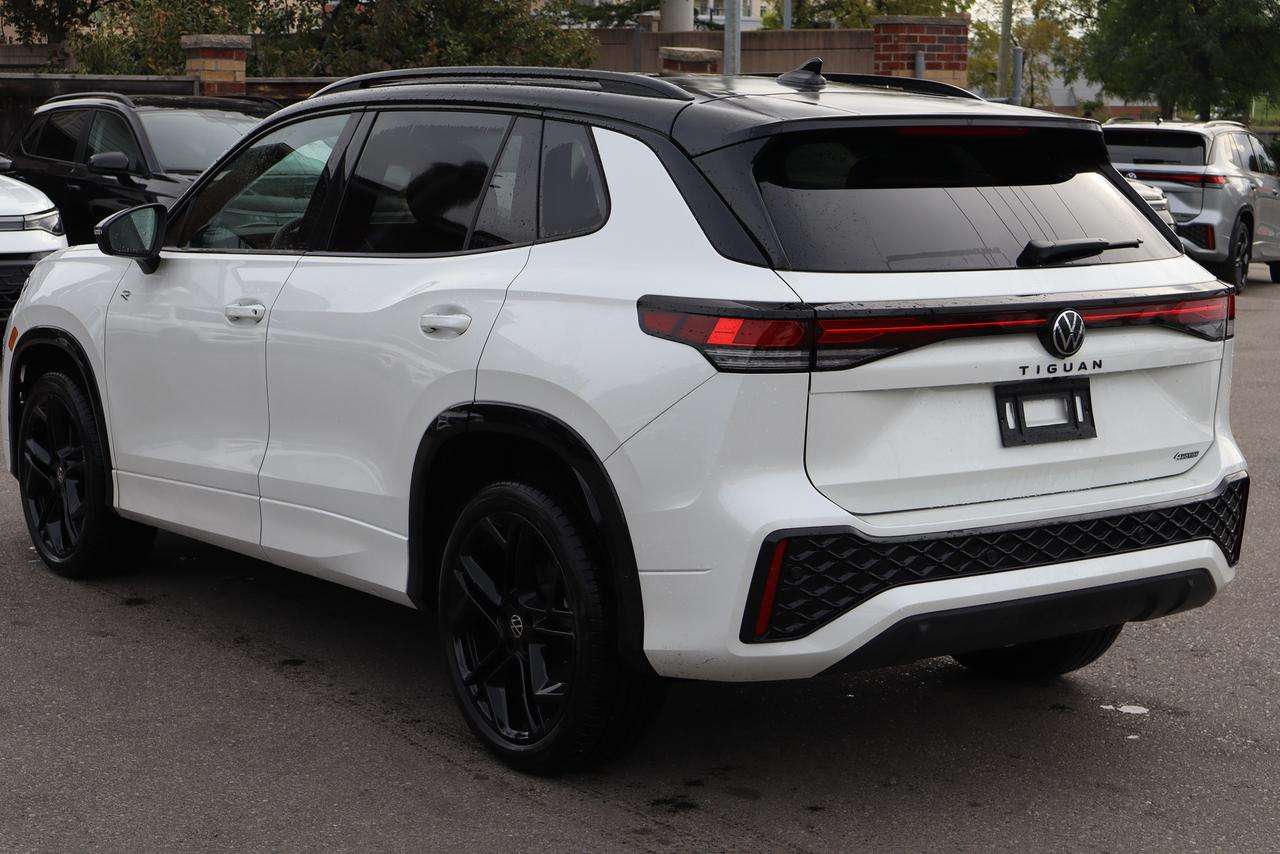 2026 Volkswagen Tiguan Comfortline R-Line Black Edition 4MOTION — photo 4