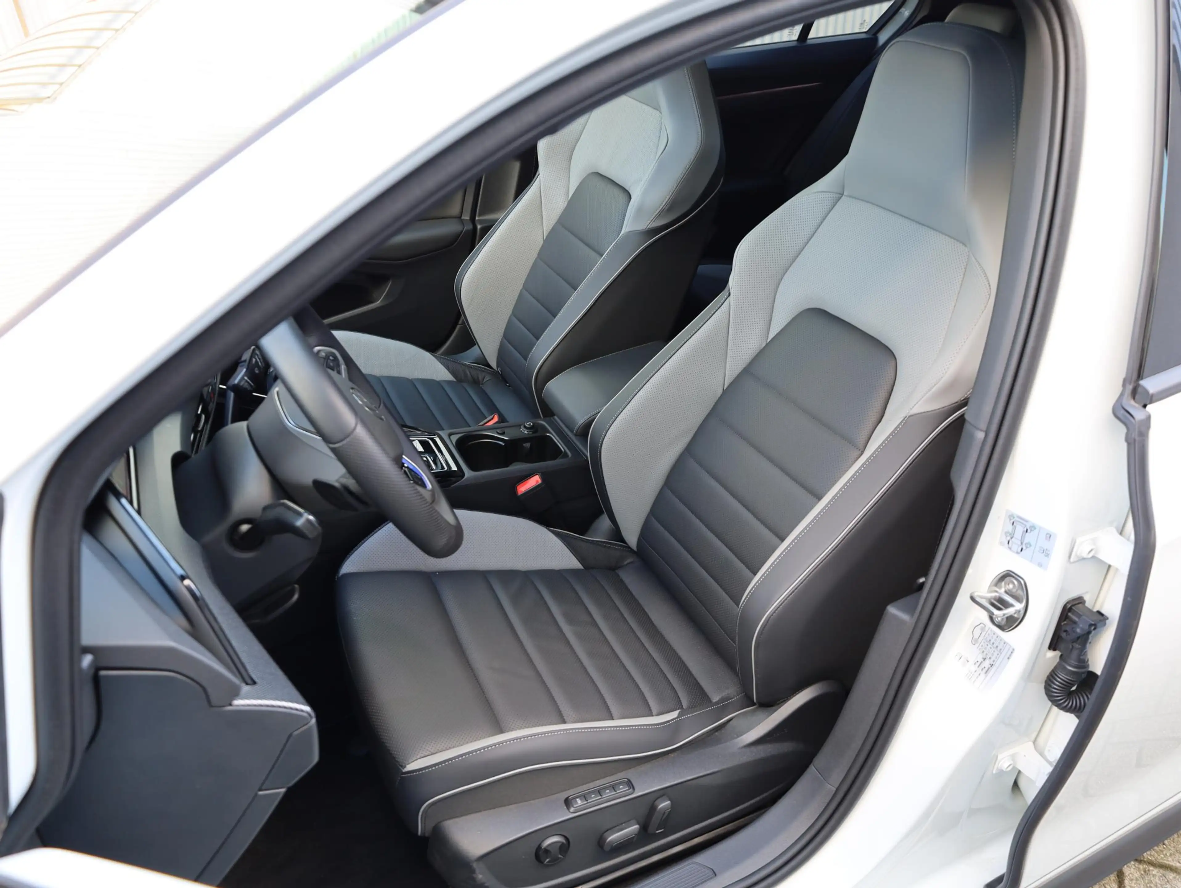 Volkswagen Golf GTE 1.5 eHybrid 272PK | Panodak | Leer | 19"Inch | Bla — photo 8