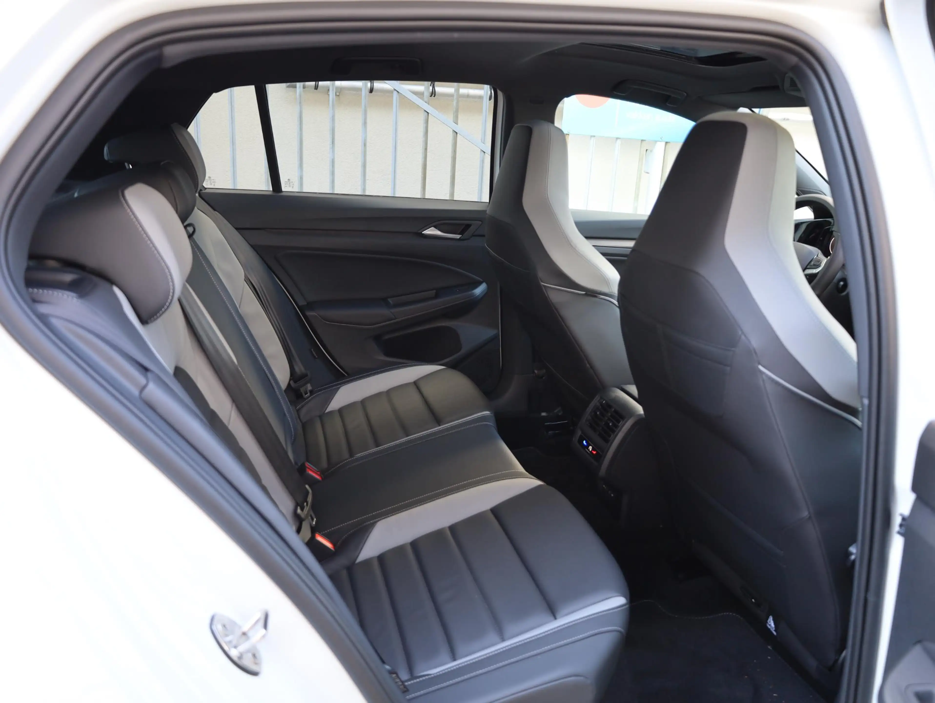 Volkswagen Golf GTE 1.5 eHybrid 272PK | Panodak | Leer | 19"Inch | Bla — photo 39