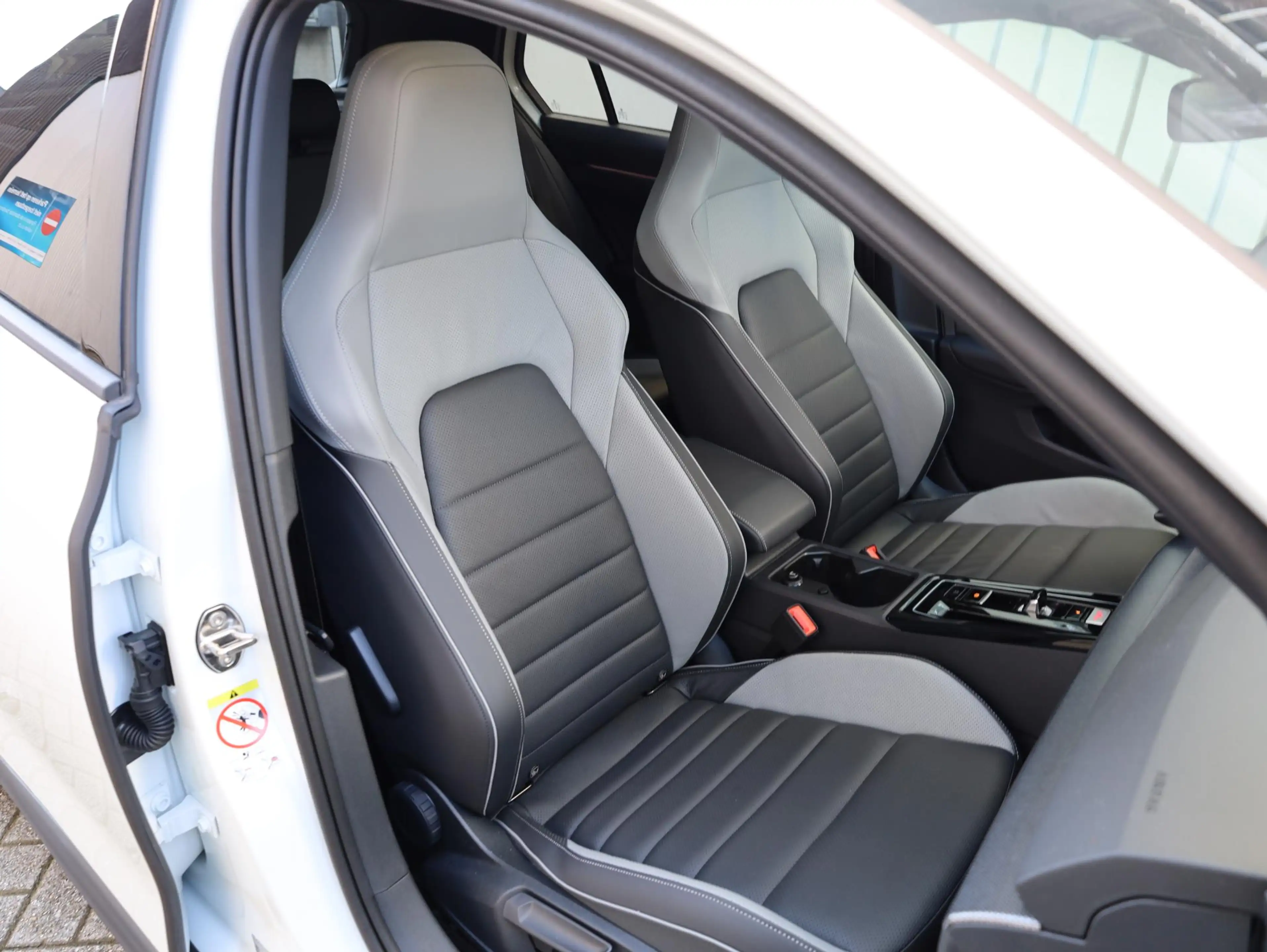 Volkswagen Golf GTE 1.5 eHybrid 272PK | Panodak | Leer | 19"Inch | Bla — photo 42