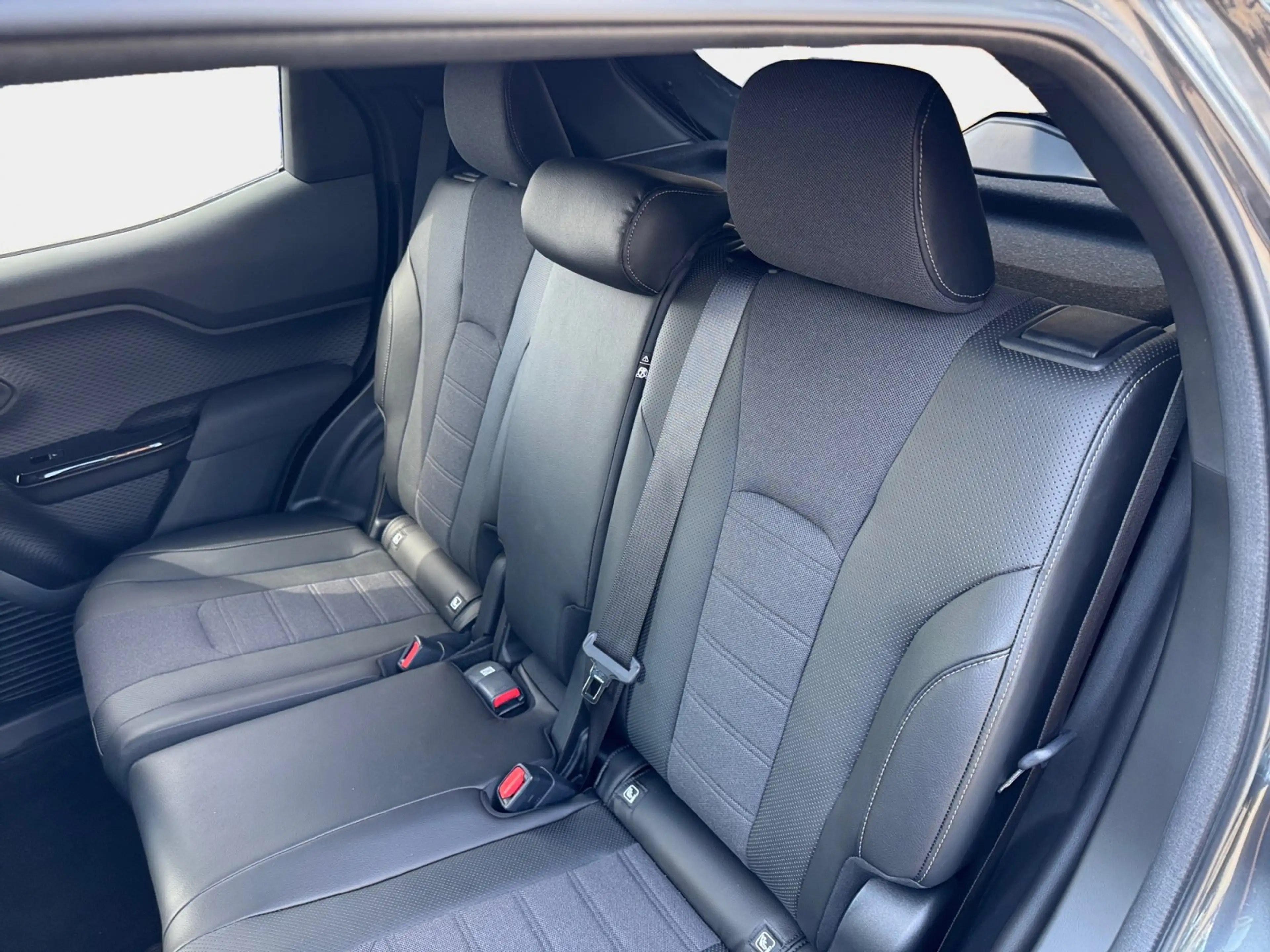 Toyota Urban Cruiser BEV 4x2 Lounge 128 kW 360 ACC AUT — photo 10