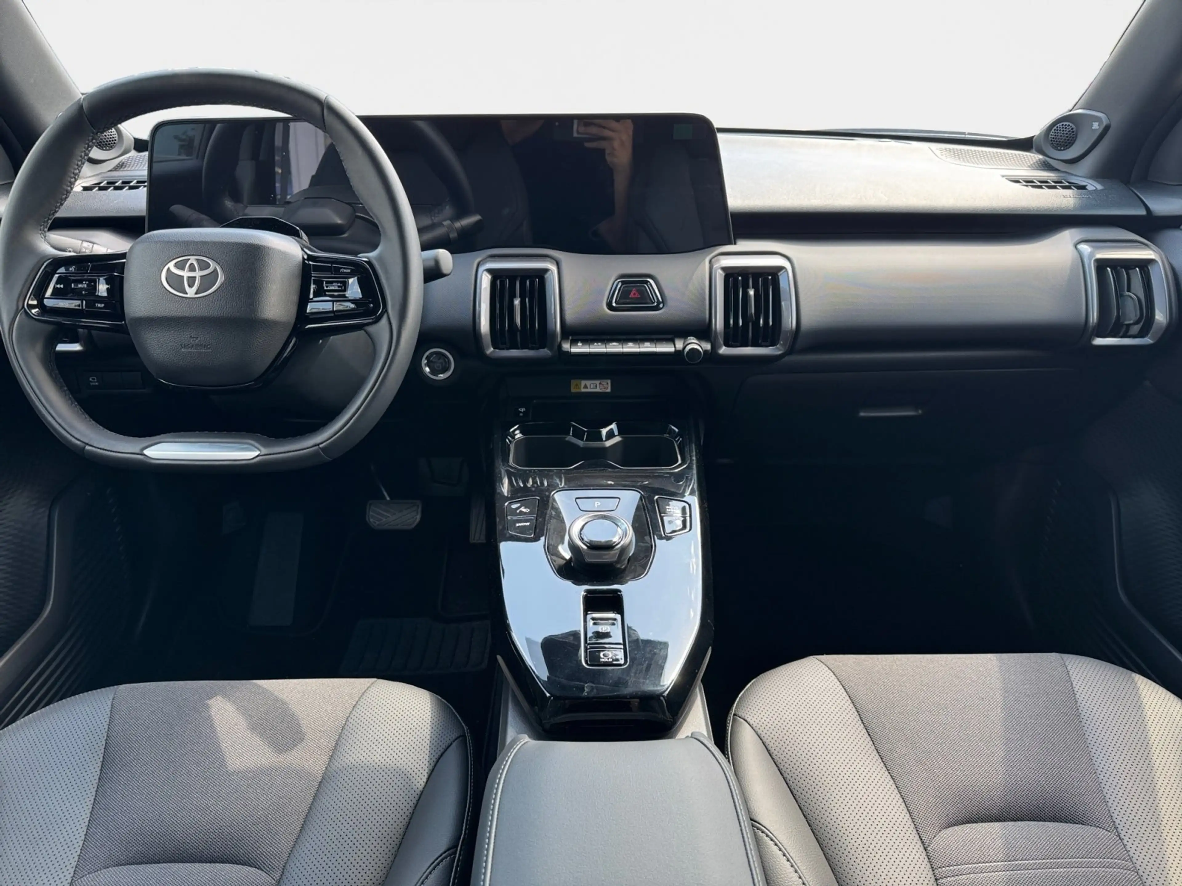 Toyota Urban Cruiser BEV 4x2 Lounge 128 kW 360 ACC AUT — photo 13