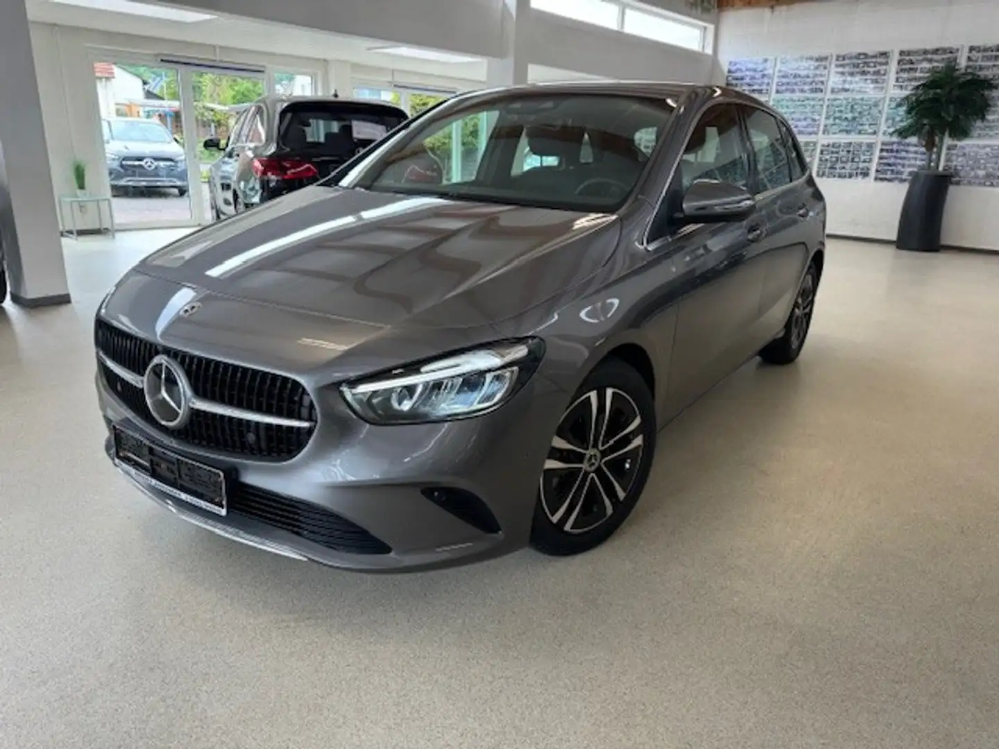 Mercedes-Benz B 180 +AHK+Progressive Line Advanced+Winter-P.+Kamera+Sp Grau - 2