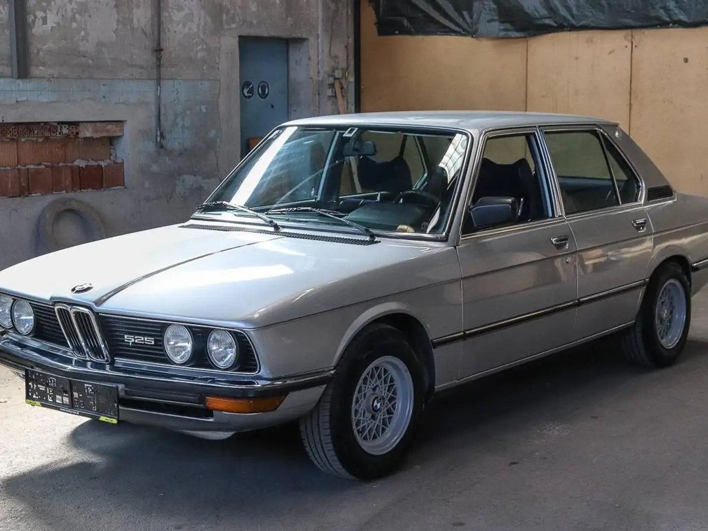 BMW 525 E12 Silber - 1