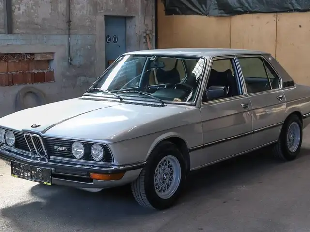 BMW 525 E12
