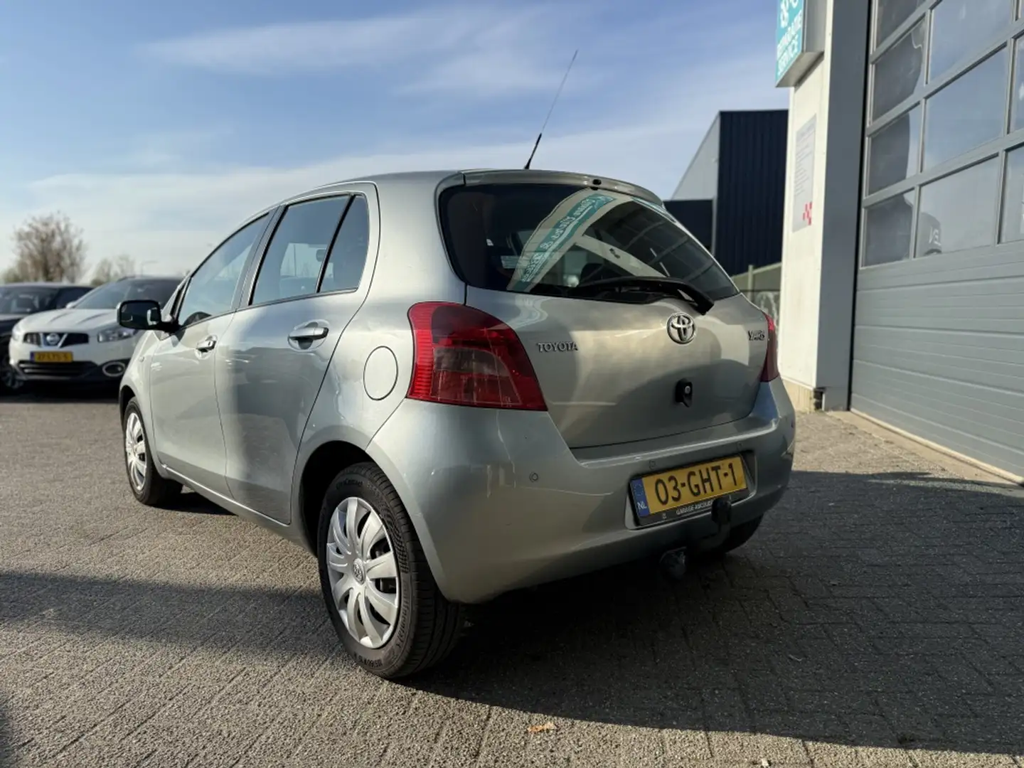 Toyota Yaris 1.3 VVTi Sol MMT Grijs - 2