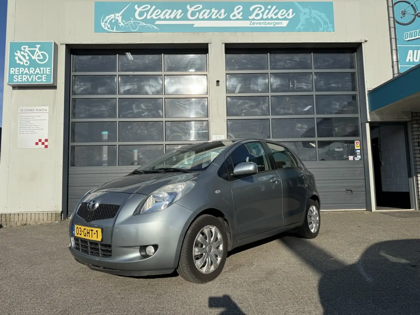 Toyota Yaris 1.3 VVTi Sol MMT Grijs - 1