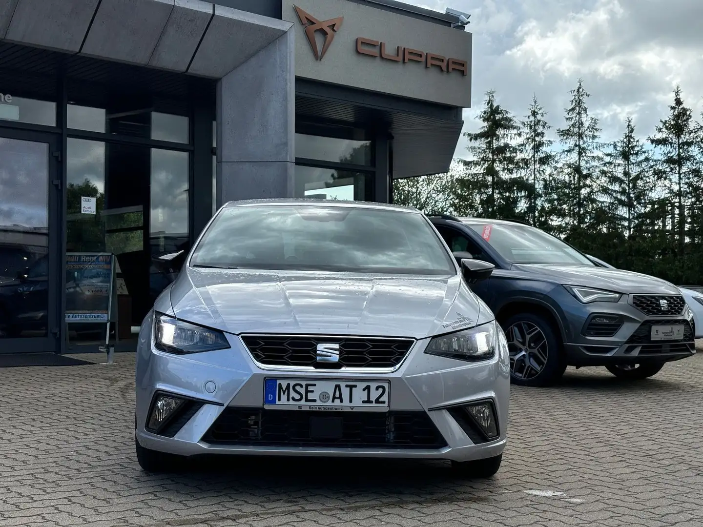 SEAT Ibiza 1.0 TSI FR PDC, SHZ, NAVI Zilver - 2