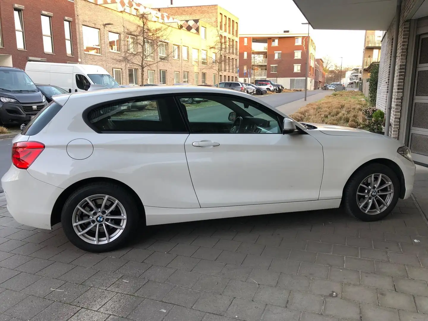 BMW 120 120i Urban Line Wit - 2