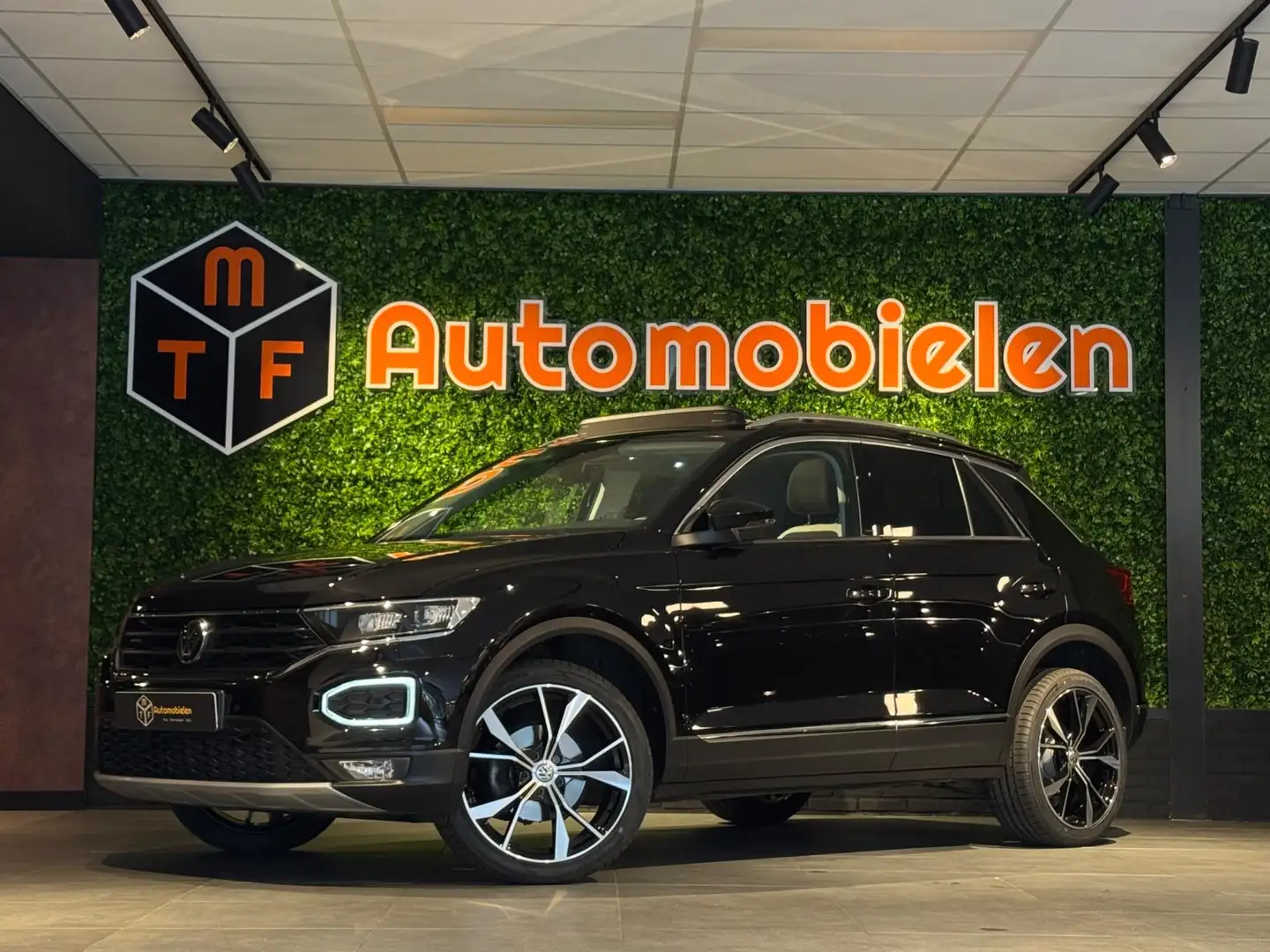 Volkswagen T-Roc 1.5 TSI Sport 150 PK IQ.DRIVE |PANO|VIRTUAL|CAMERA Zwart - 1