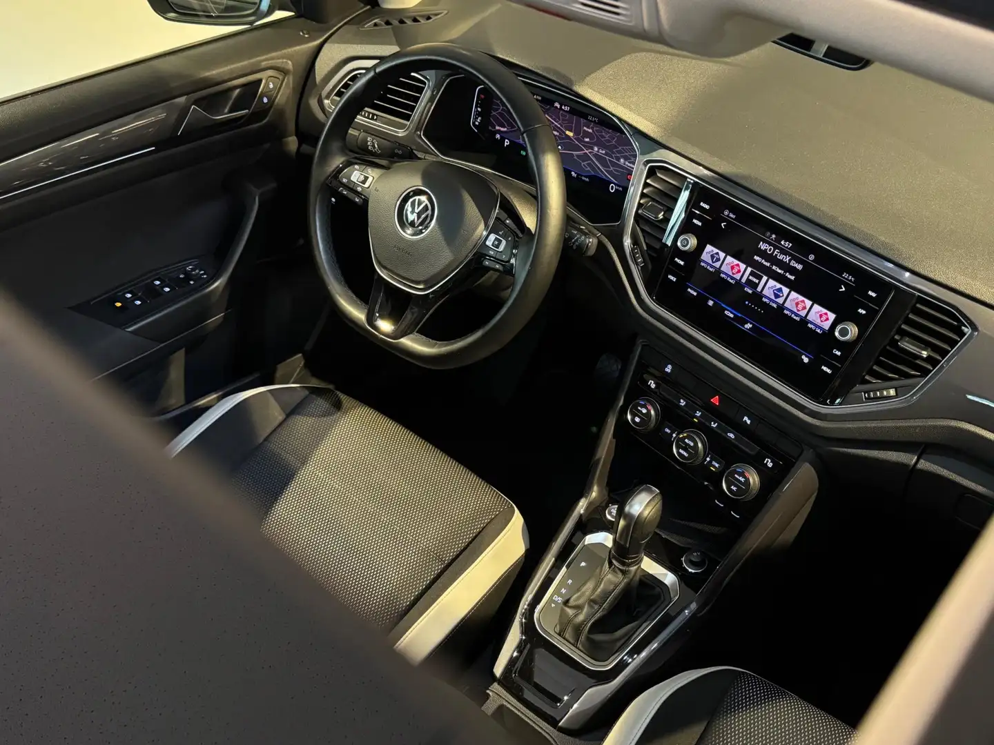 Volkswagen T-Roc 1.5 TSI Sport 150 PK IQ.DRIVE |PANO|VIRTUAL|CAMERA Zwart - 2
