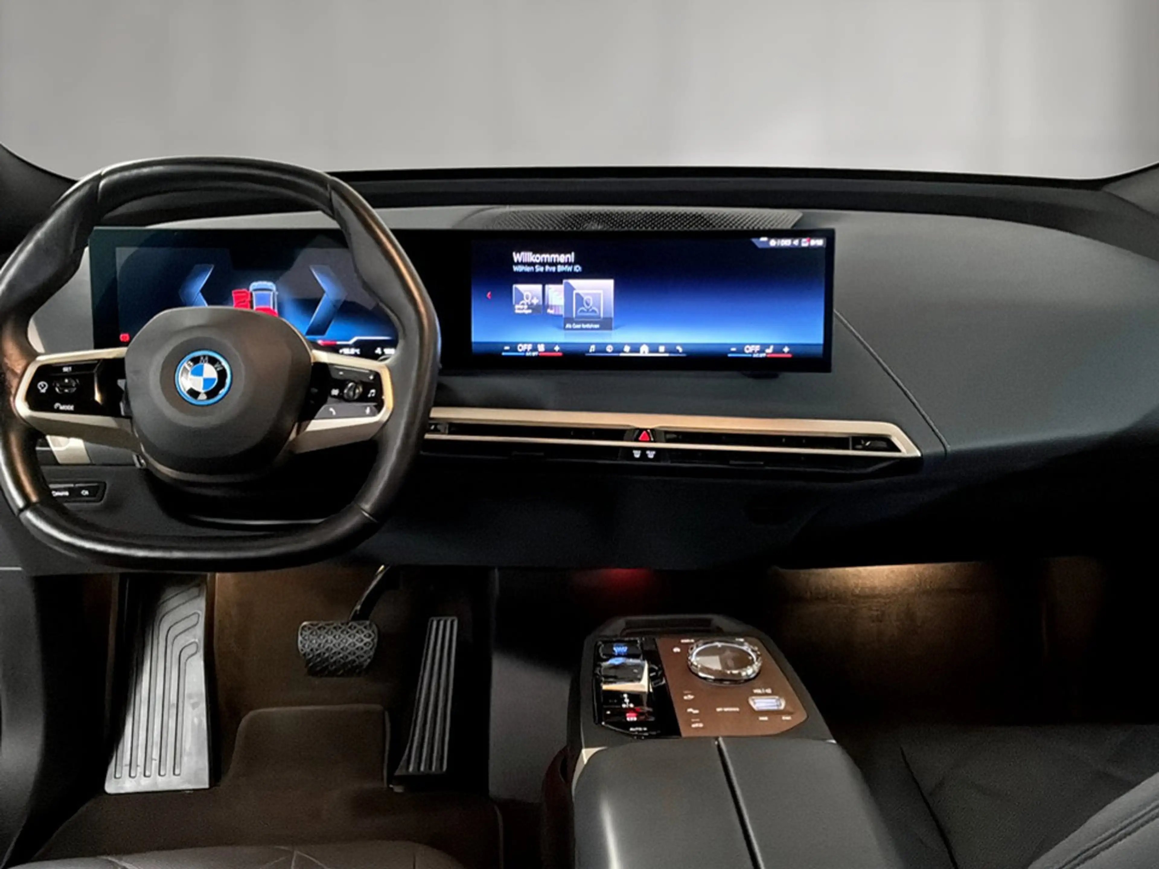 BMW iX M60 — photo 12