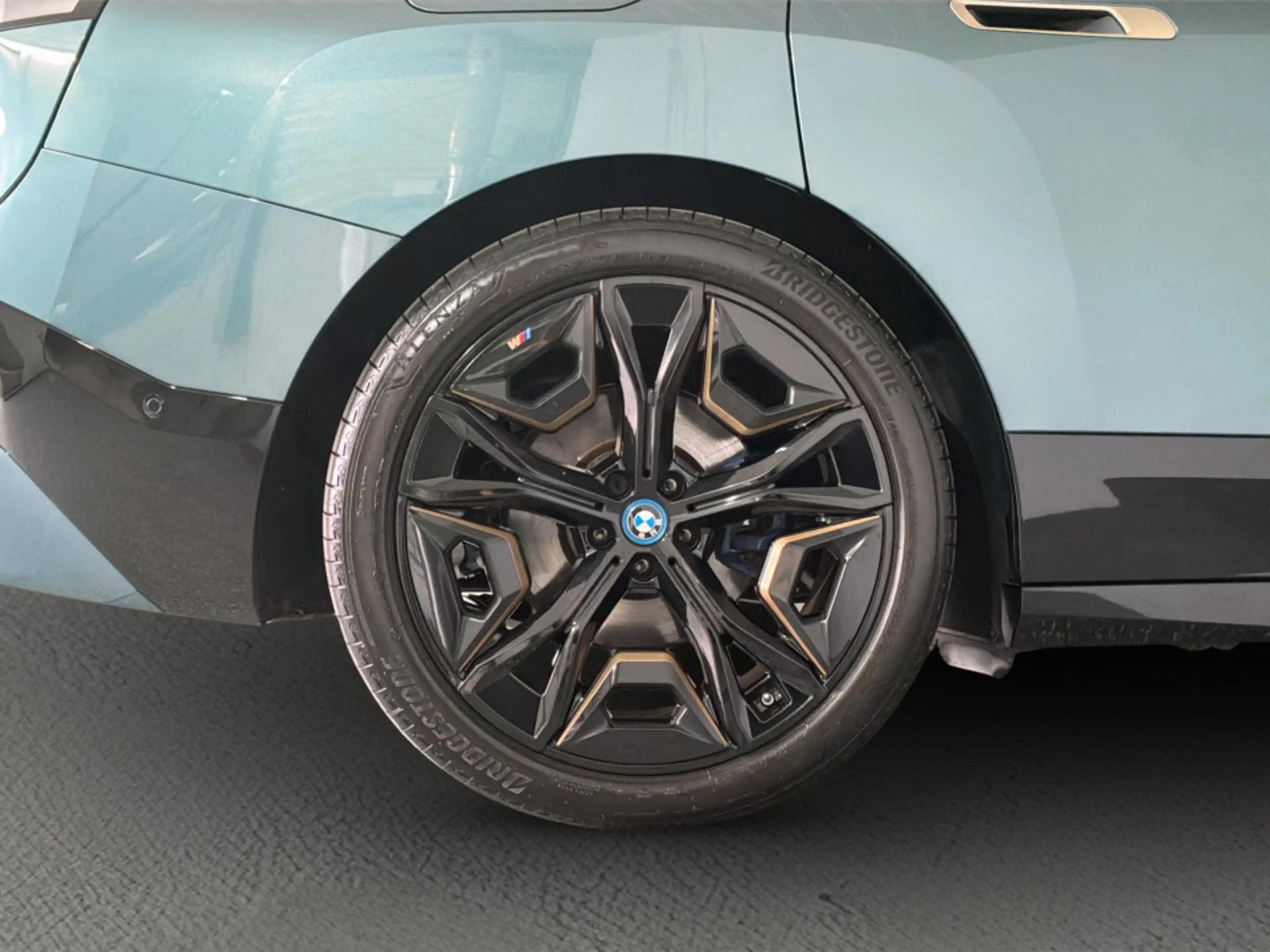 BMW iX M60 — photo 6