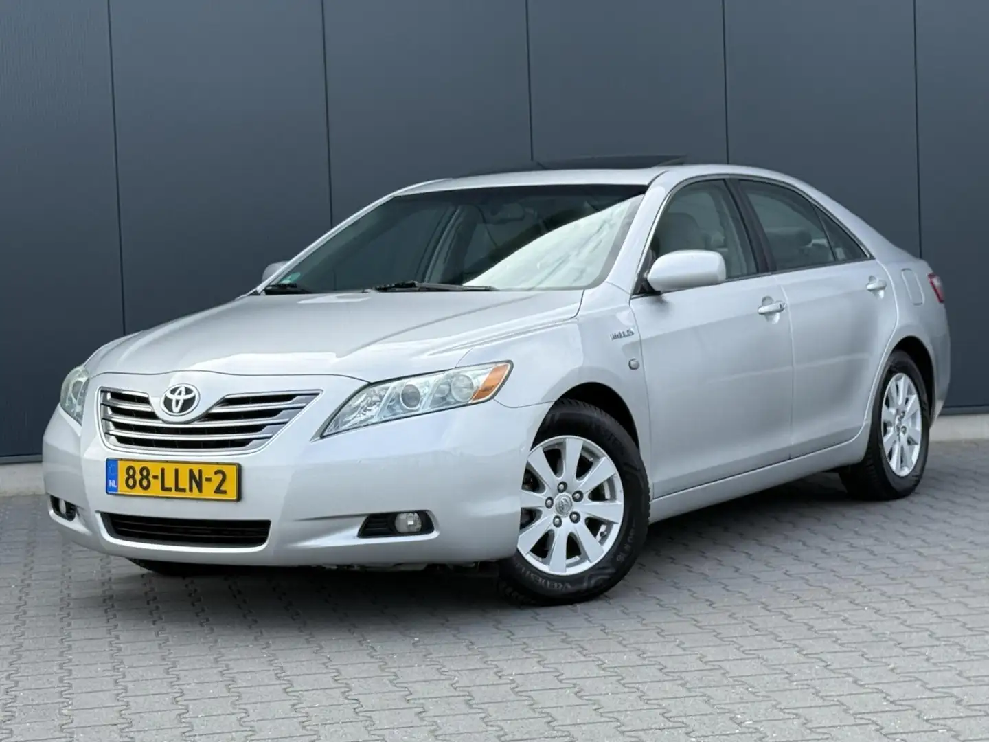 Toyota Camry 2.4 Hybrid Leder - Schuifdak - Unieke Auto - Compl Gris - 1