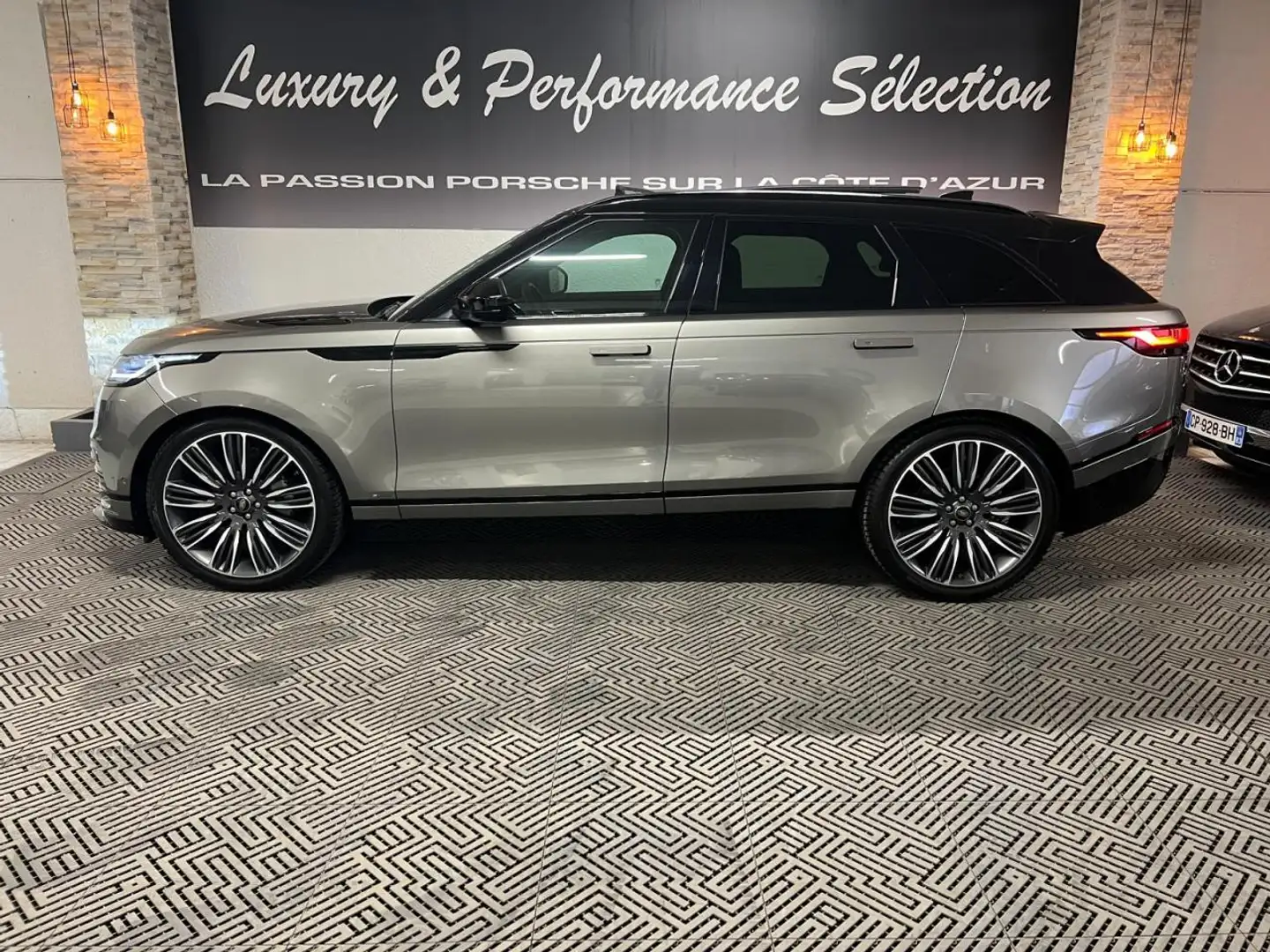 Land Rover Range Rover Velar HSE D240 R-Dynamic Grau - 2