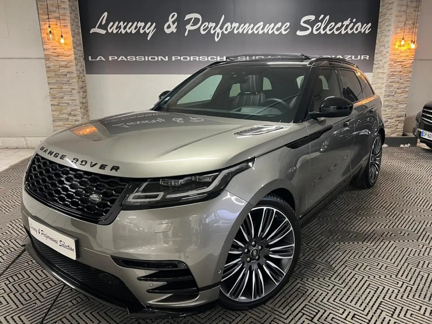 Land Rover Range Rover Velar HSE D240 R-Dynamic Grau - 1