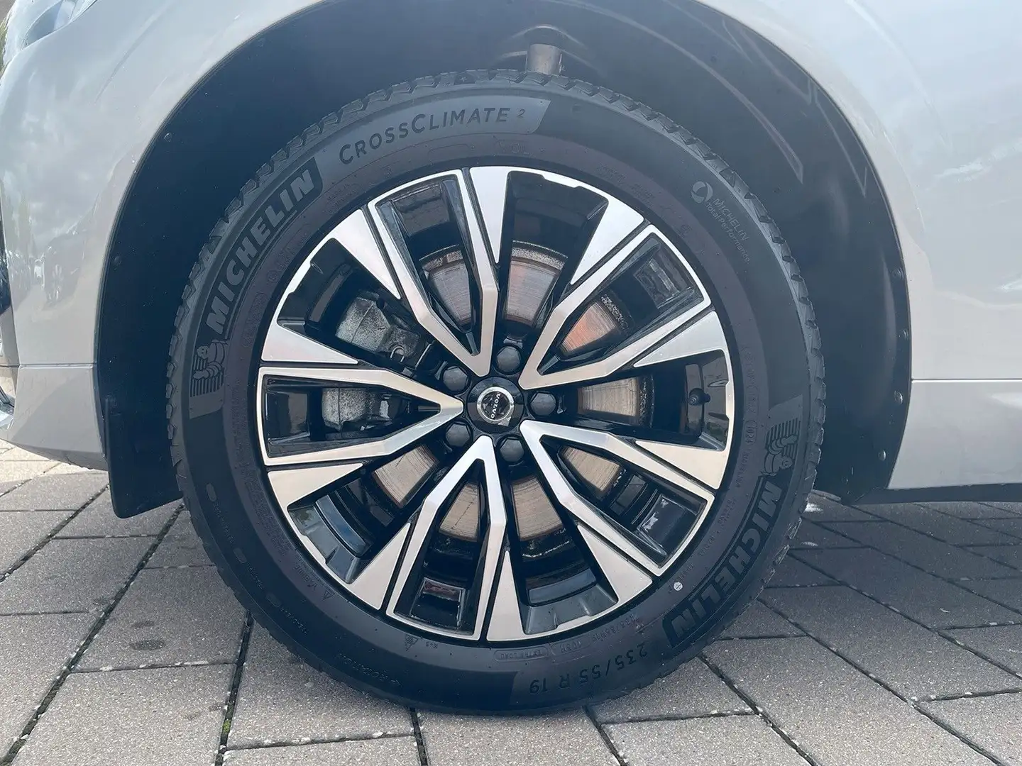 Volvo XC60 B5 AWD Mild-Hybrid Plus Dark AHK ACC BLIS Silber - 2