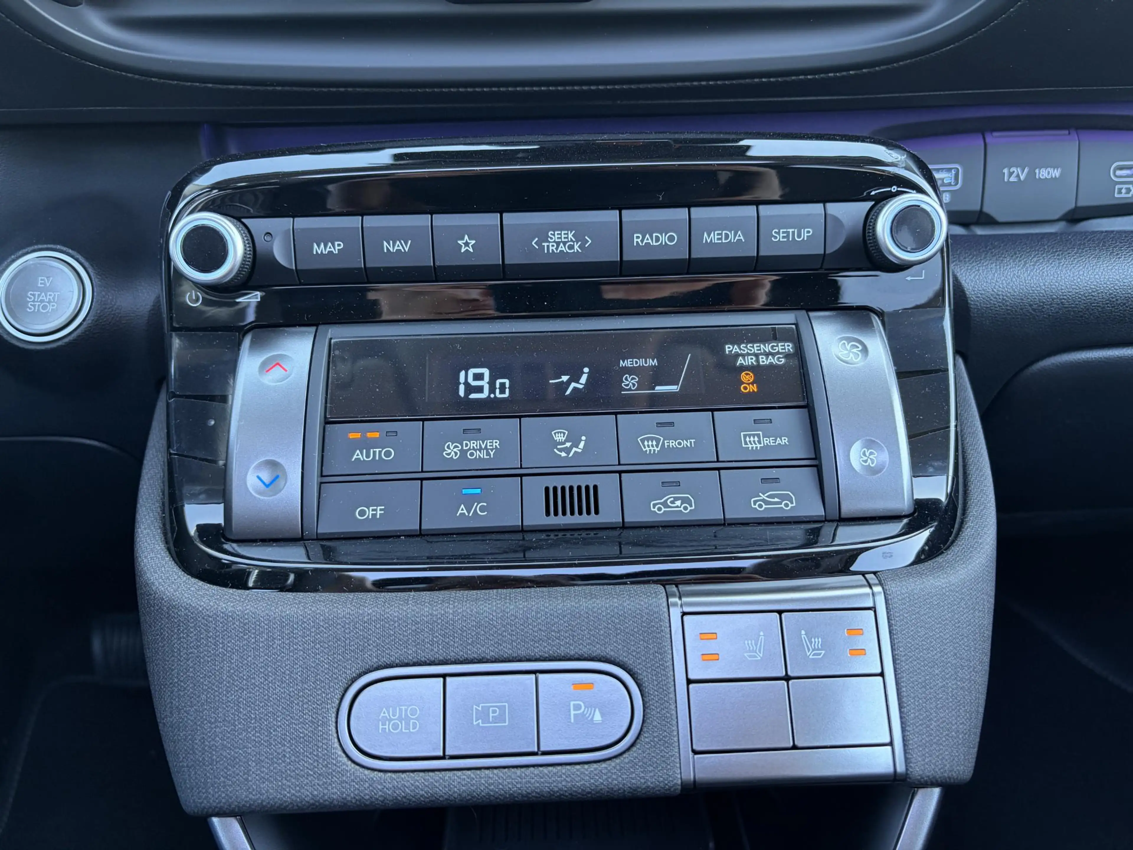 Hyundai Inster Evolve Sky 49 kWh /Winter & Tech Pack /Apple Carpl — photo 4