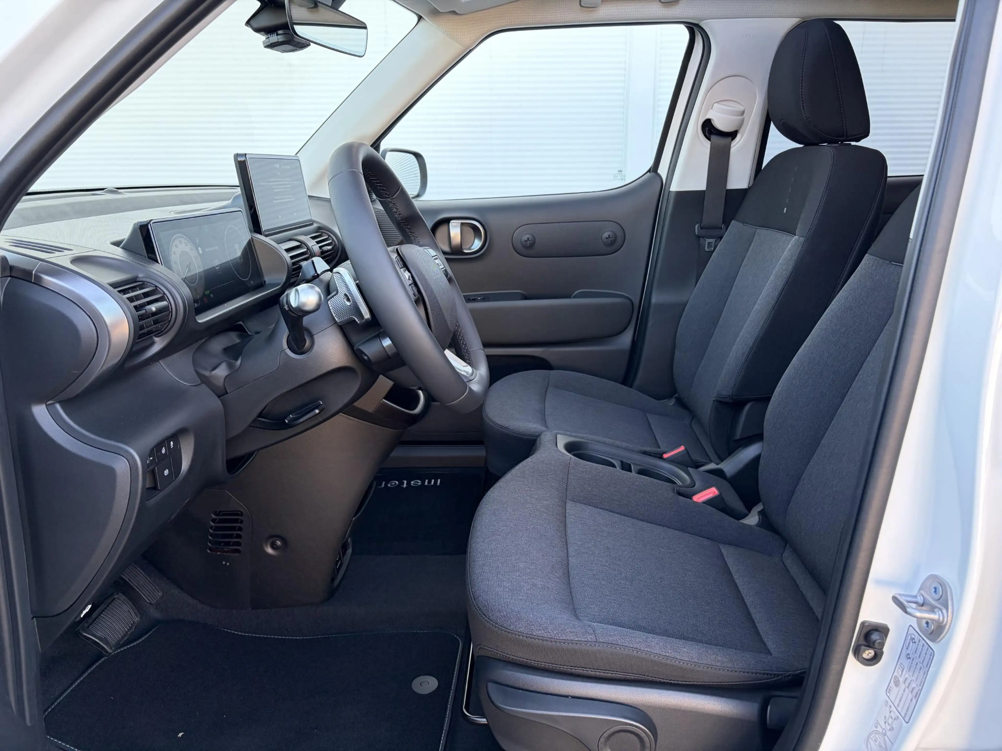 Hyundai Inster Evolve Sky 49 kWh /Winter & Tech Pack /Apple Carpl — photo 23