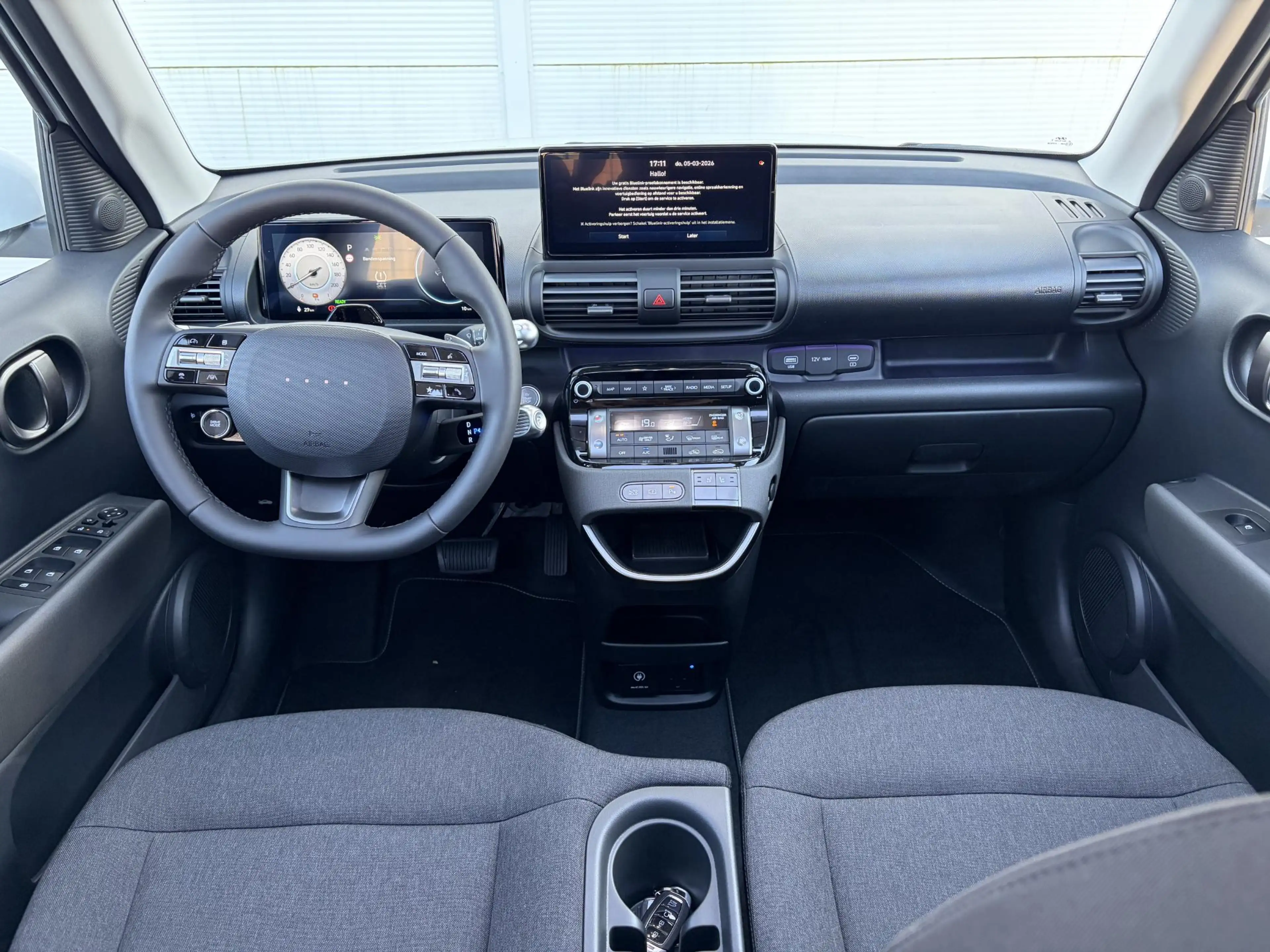 Hyundai Inster Evolve Sky 49 kWh /Winter & Tech Pack /Apple Carpl — photo 2