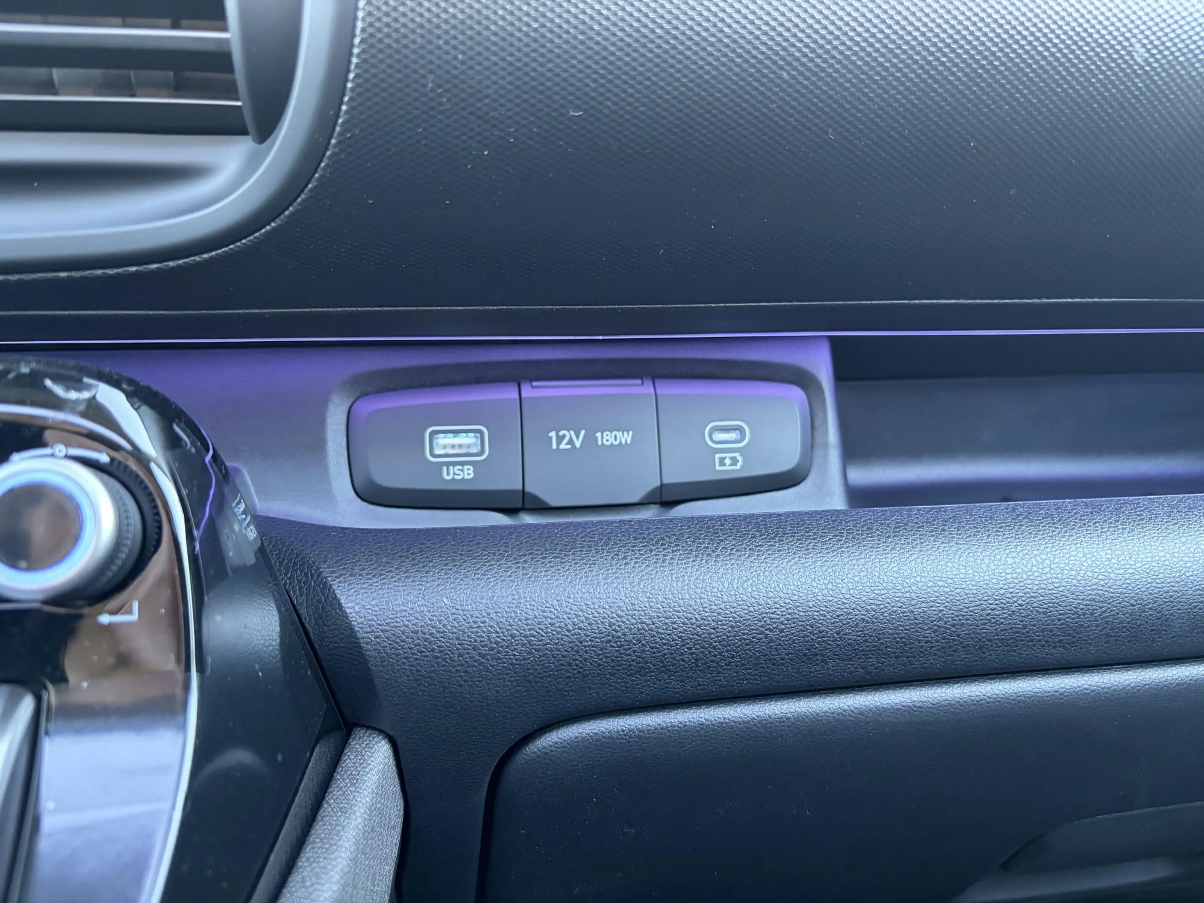 Hyundai Inster Evolve Sky 49 kWh /Winter & Tech Pack /Apple Carpl — photo 33