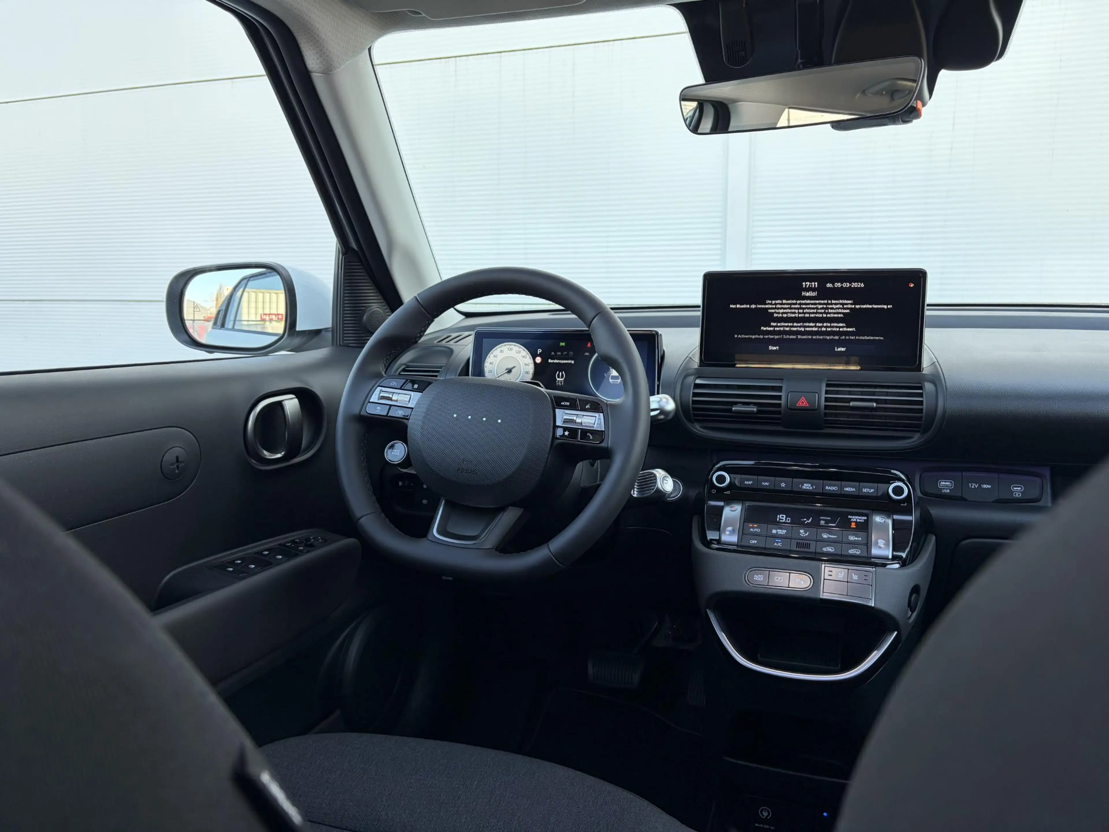 Hyundai Inster Evolve Sky 49 kWh /Winter & Tech Pack /Apple Carpl — photo 19