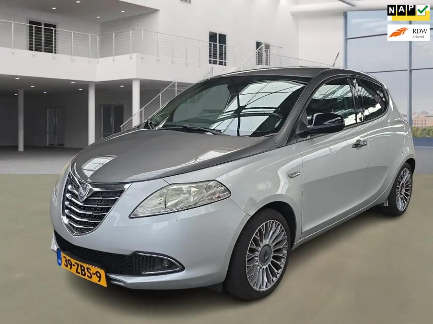 Lancia Ypsilon 0.9 TwinAir Platinum Grijs - 1