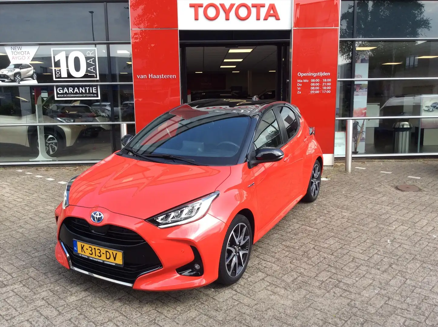 Toyota Yaris 1.5 Hybrid 116pk CVT Launch Edition Rood - 1