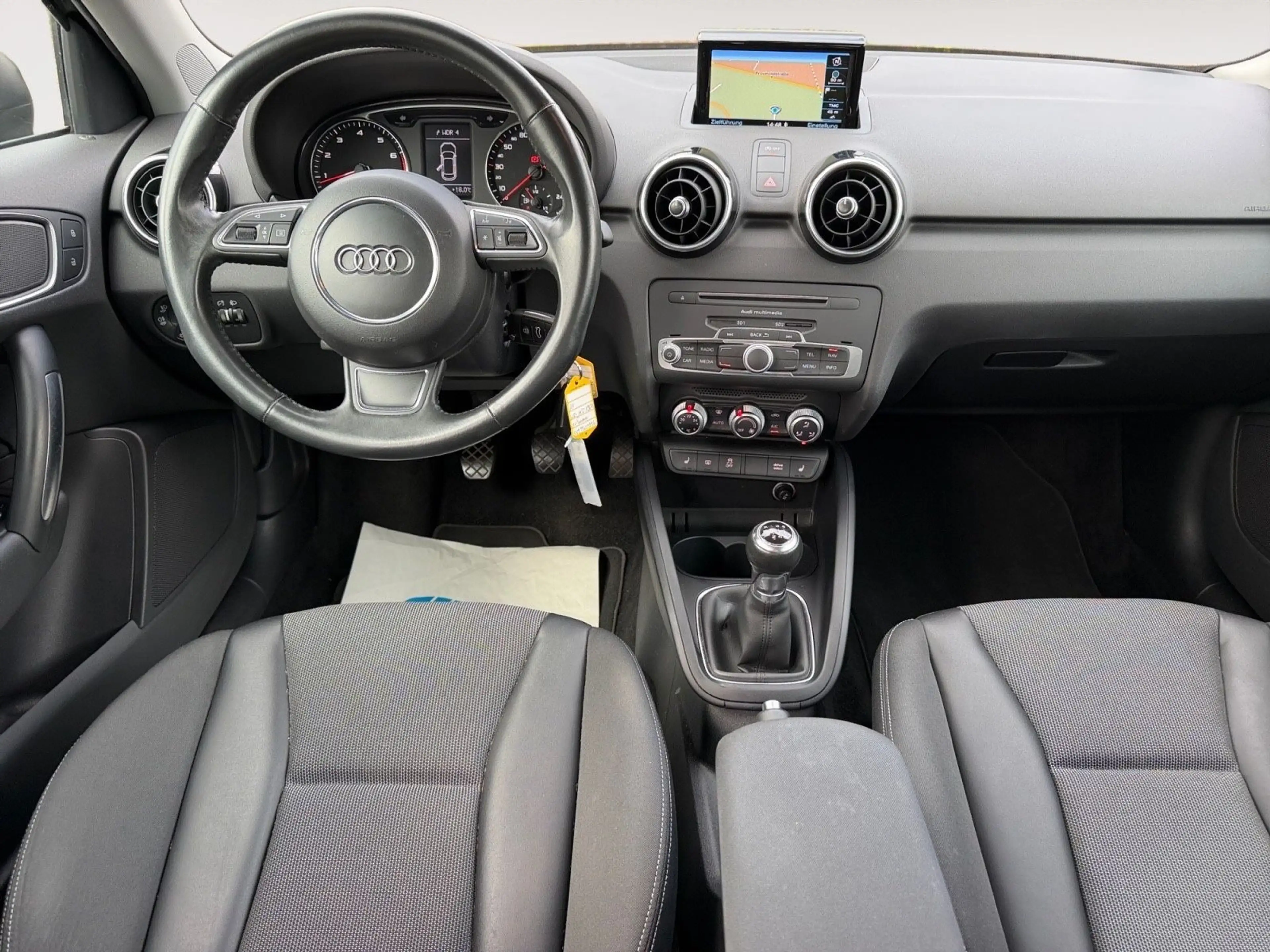 Audi A1 Sportback sport Navi Sitzheizung PDC — photo 9