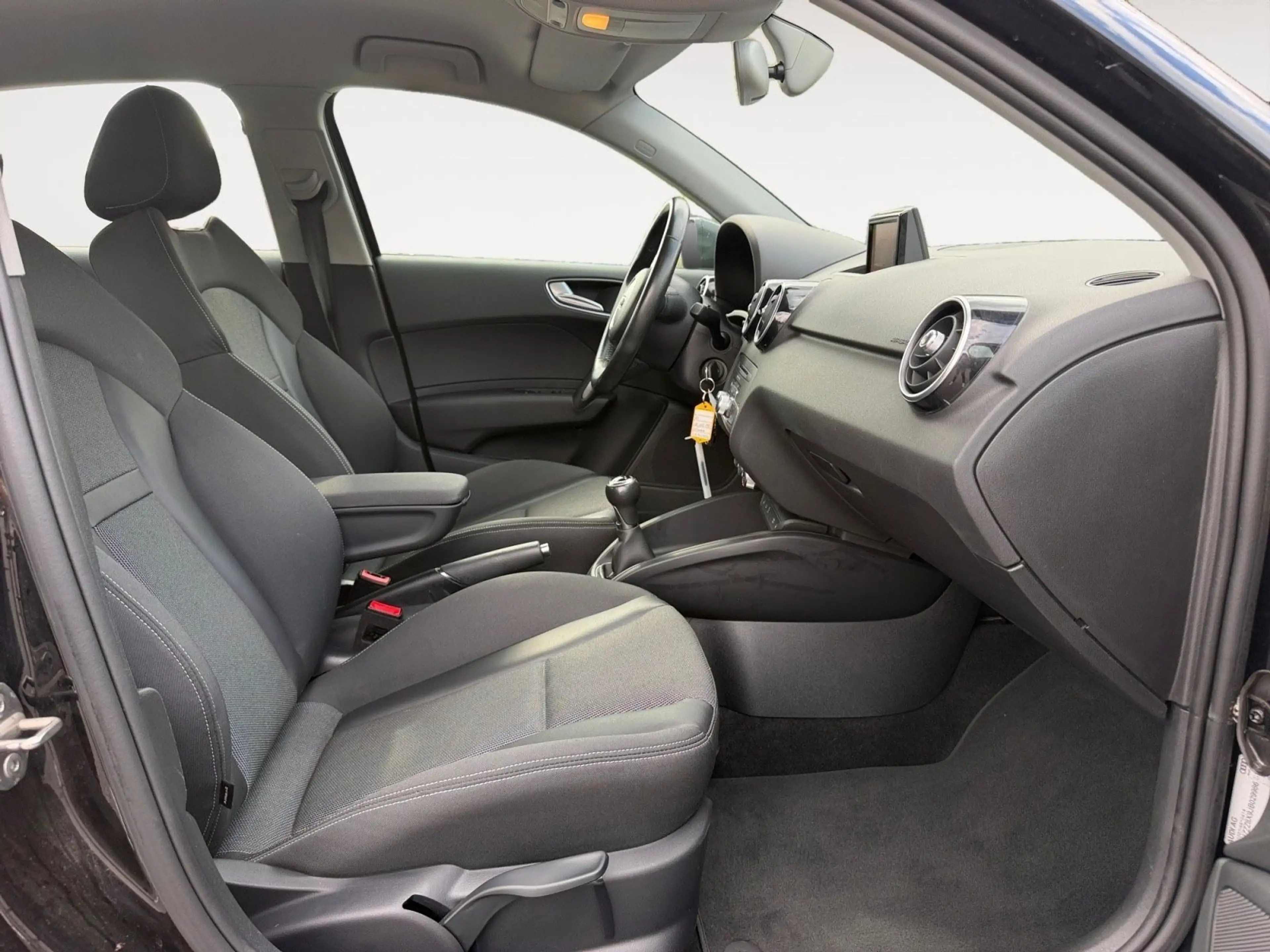 Audi A1 Sportback sport Navi Sitzheizung PDC — photo 8