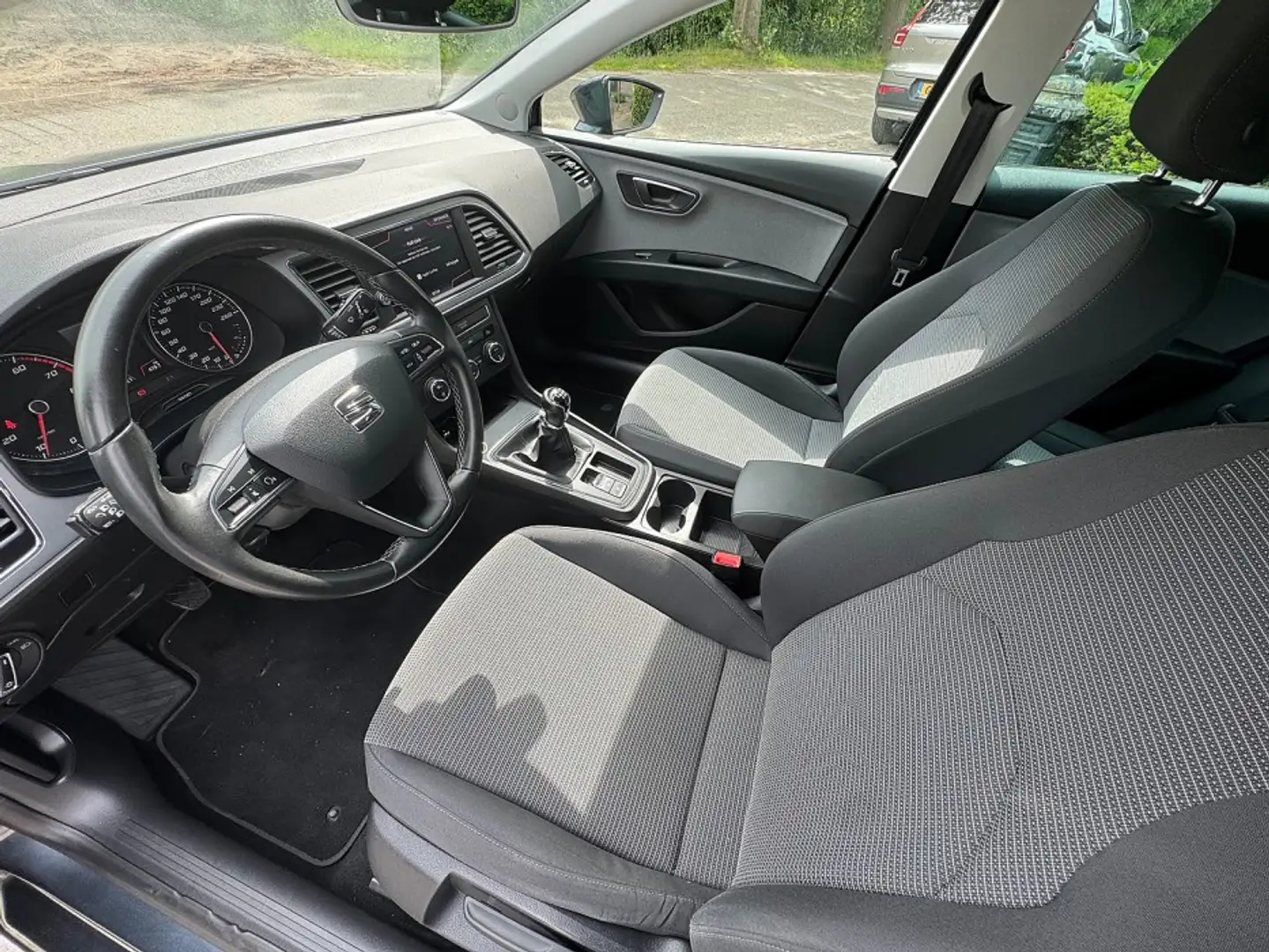SEAT Leon 1.0 TSI Style Bns Intense ecc,navigatie,lmv,dglas, Grau - 2