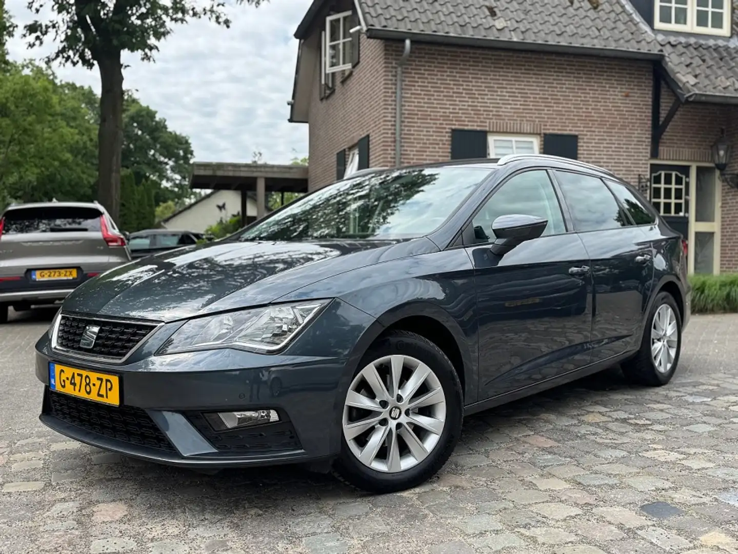 SEAT Leon 1.0 TSI Style Bns Intense ecc,navigatie,lmv,dglas, Grau - 1