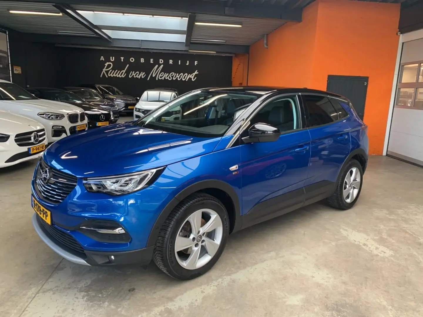 Opel Grandland X 1.2 TURBO EDITIE. 2020 / Zwart dak / Sportstoelen Blauw - 2