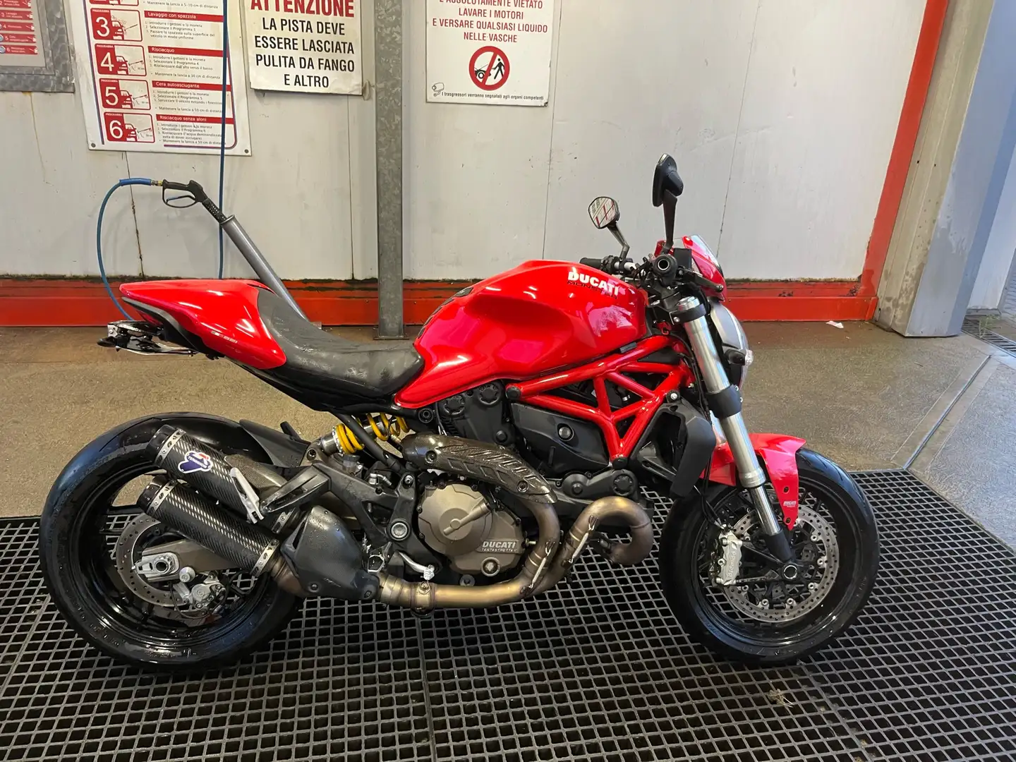 Ducati Monster 821 Piros - 1
