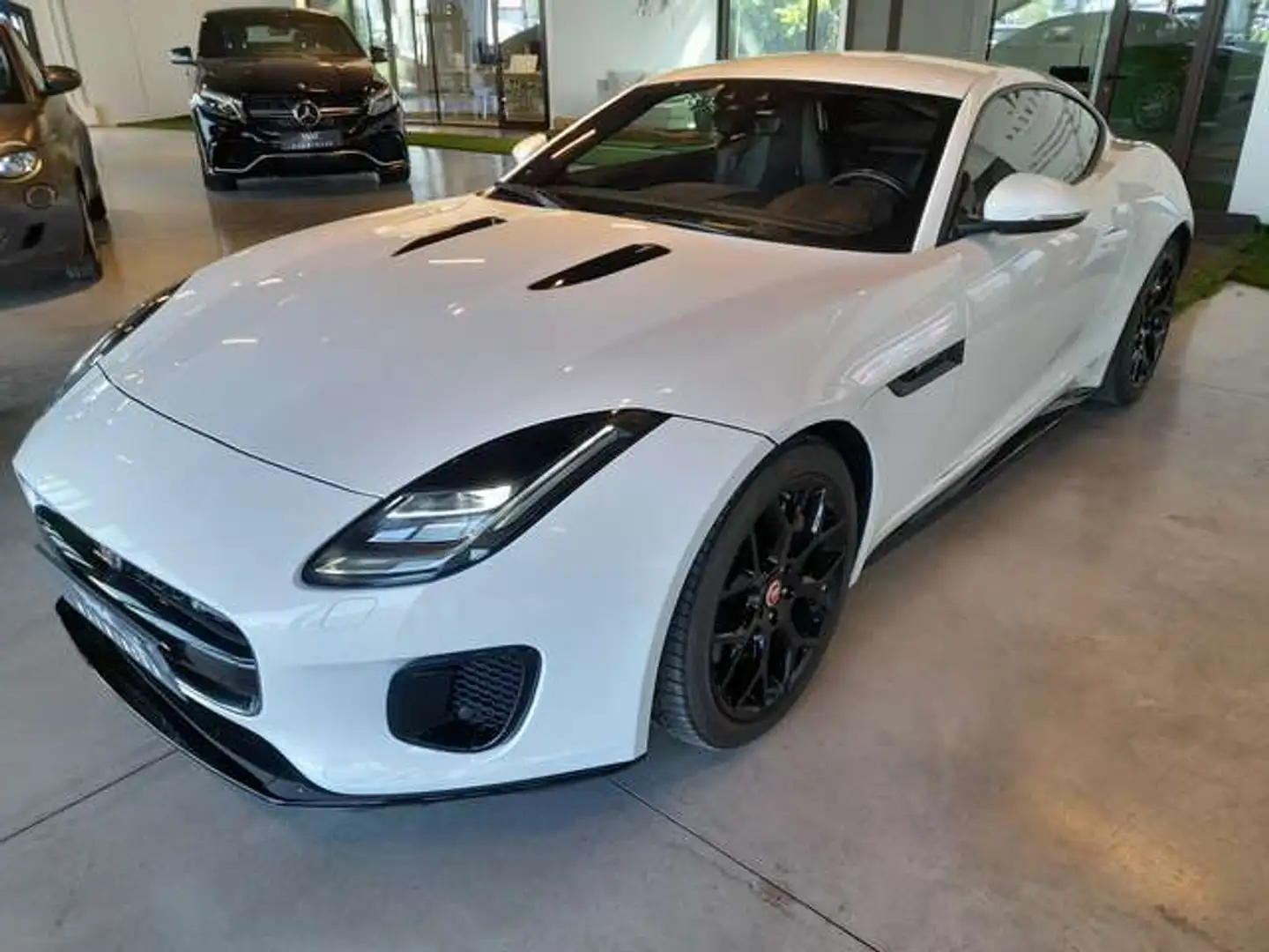 Jaguar F-Type Coupe 2.0 i4 R-Dynamic rwd 300cv auto Bianco - 1