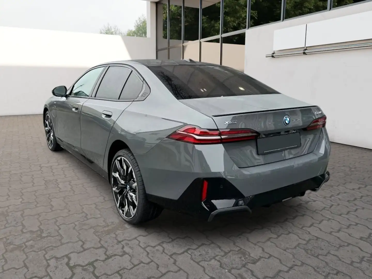 BMW 550 e xDrive M Sportpaket Pro Grau - 2