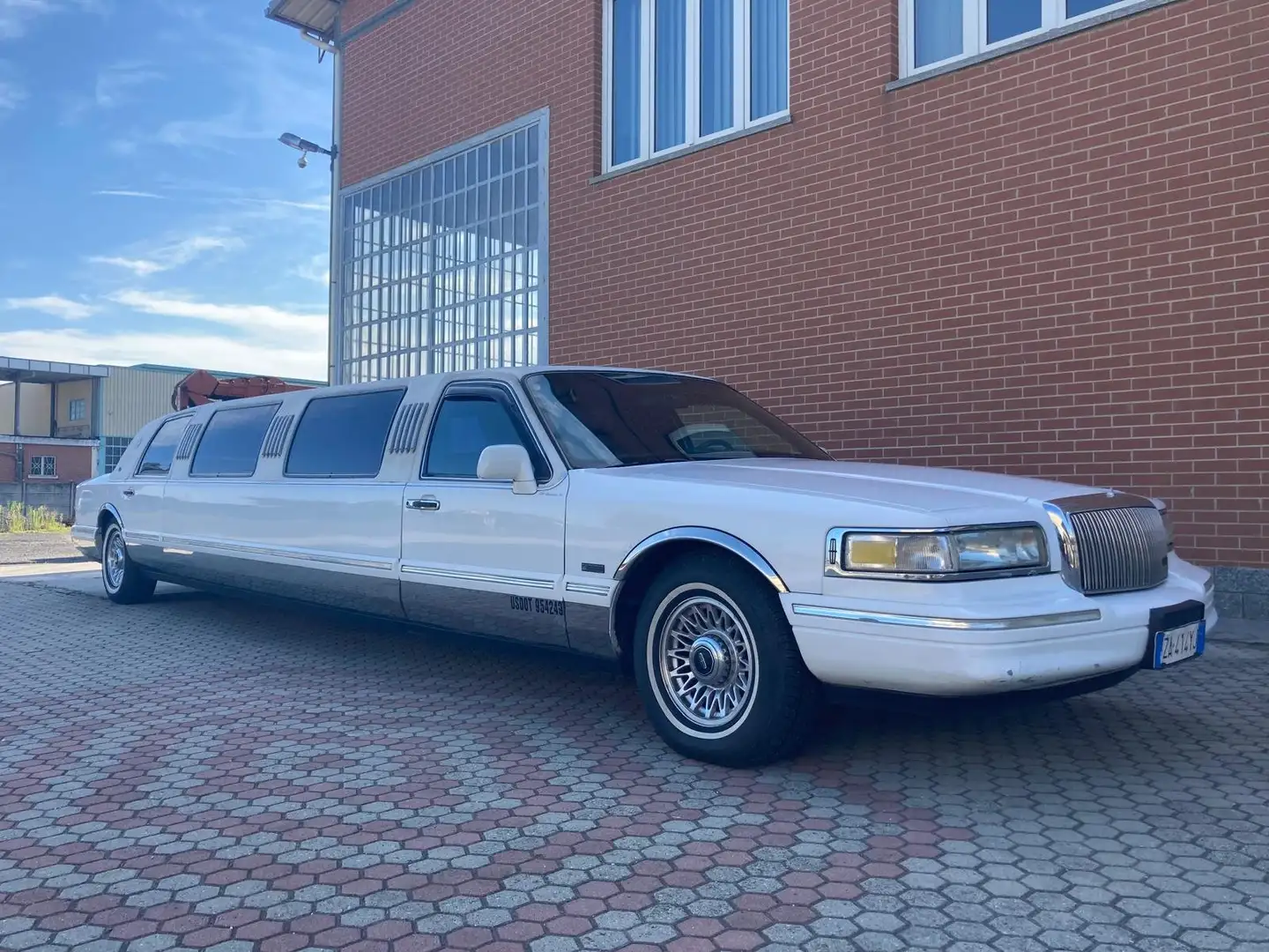 Lincoln Town Car Limousine 9 posti Biały - 2